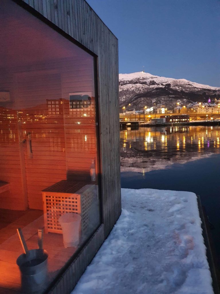 Stemningsbilde av flytende badstue til Heit Bergen Sauna på Marineholmen