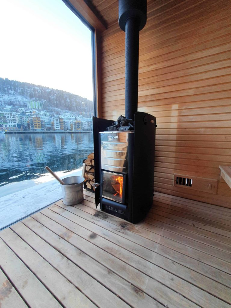 Bilde av ovn i badstue til Heit Bergen Sauna på Marineholmen