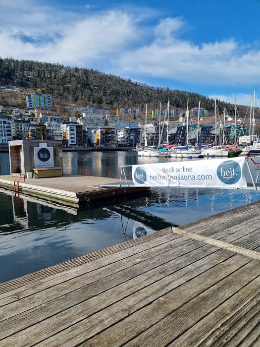 Bilde av flytende badstue til Heit Bergen Sauna på Marineholmen