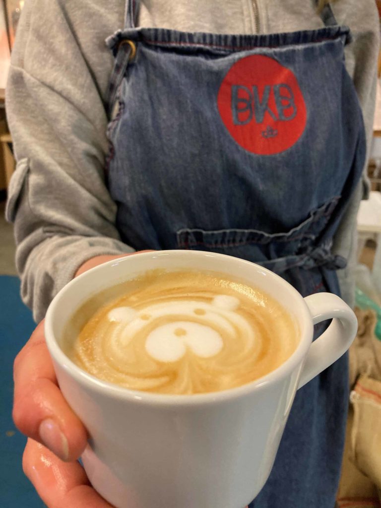 Bilde kaffekopp med kaffe inne på Bergen Kaffebrenneri KKB
