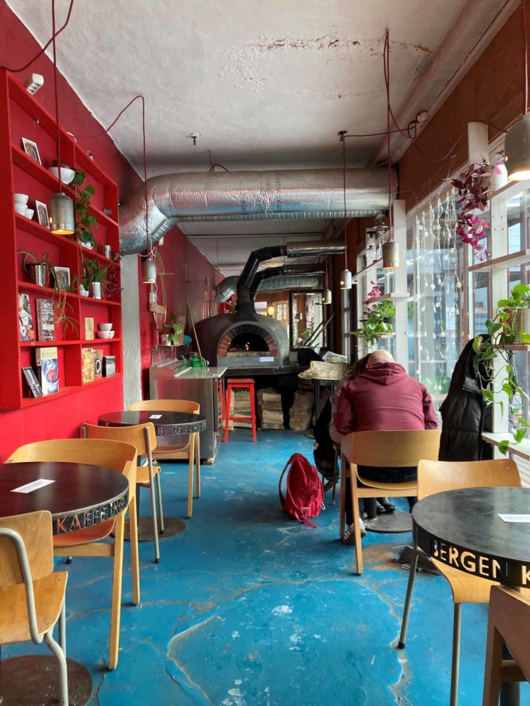 Bilde av interiør inne på Bergen Kaffebrenneri KKB