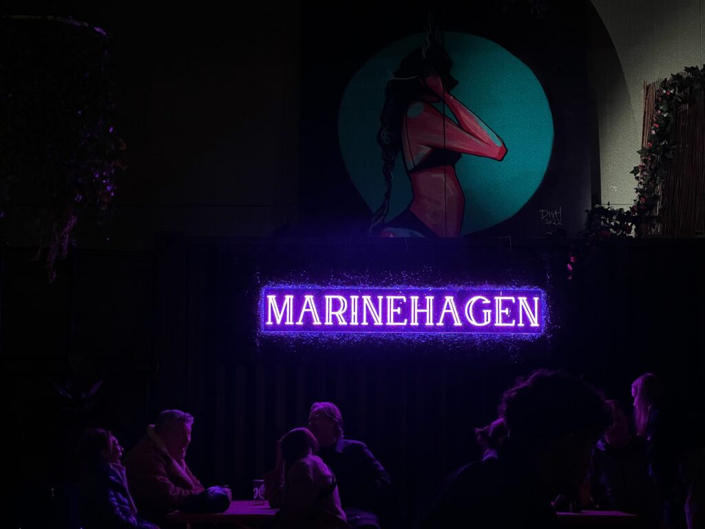 Bilde som viser skilt i Marinehagen på Marineholmen i Bergen
