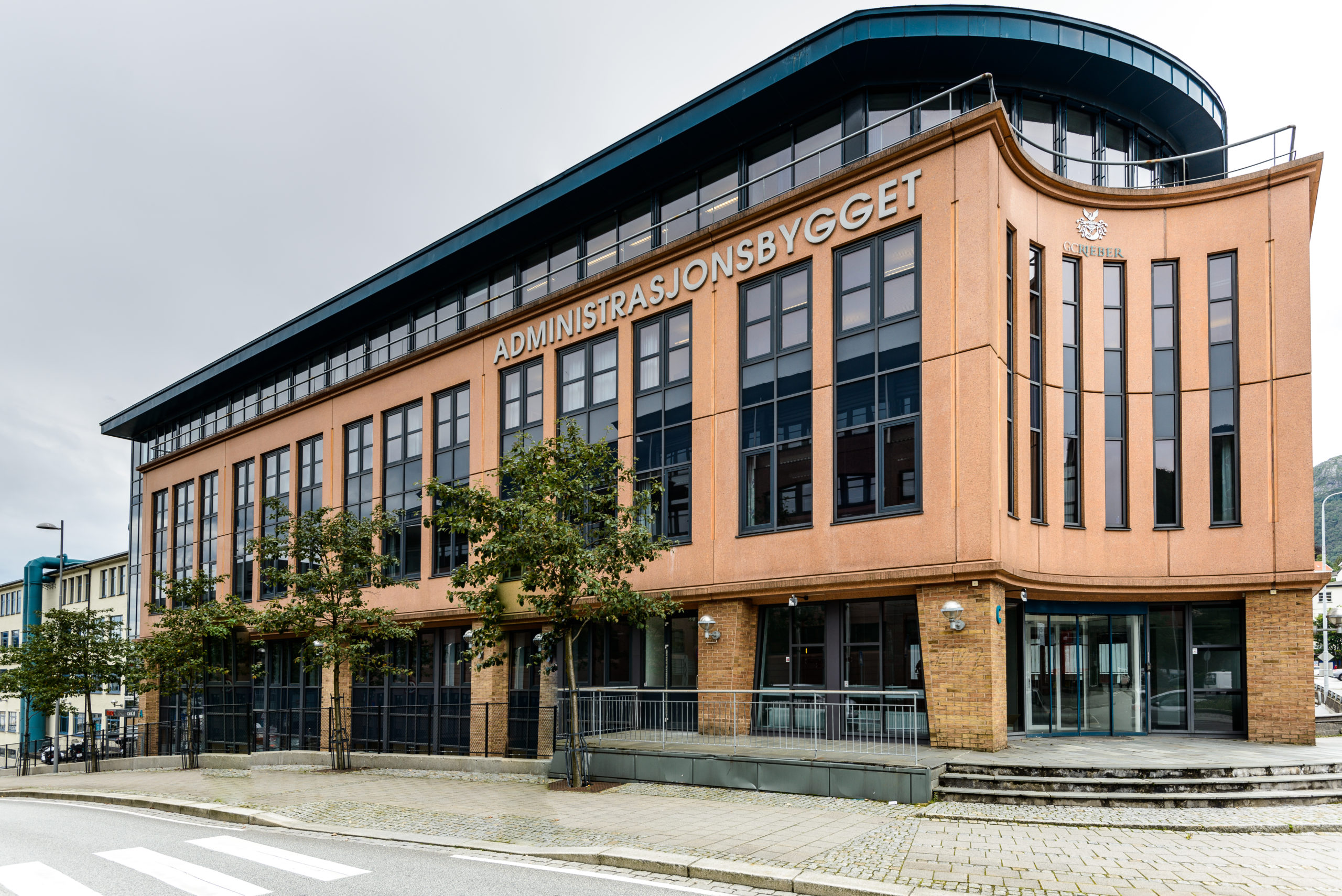 Bilde av utsiden av nye Administrasjonsbygget i Solheimsviken