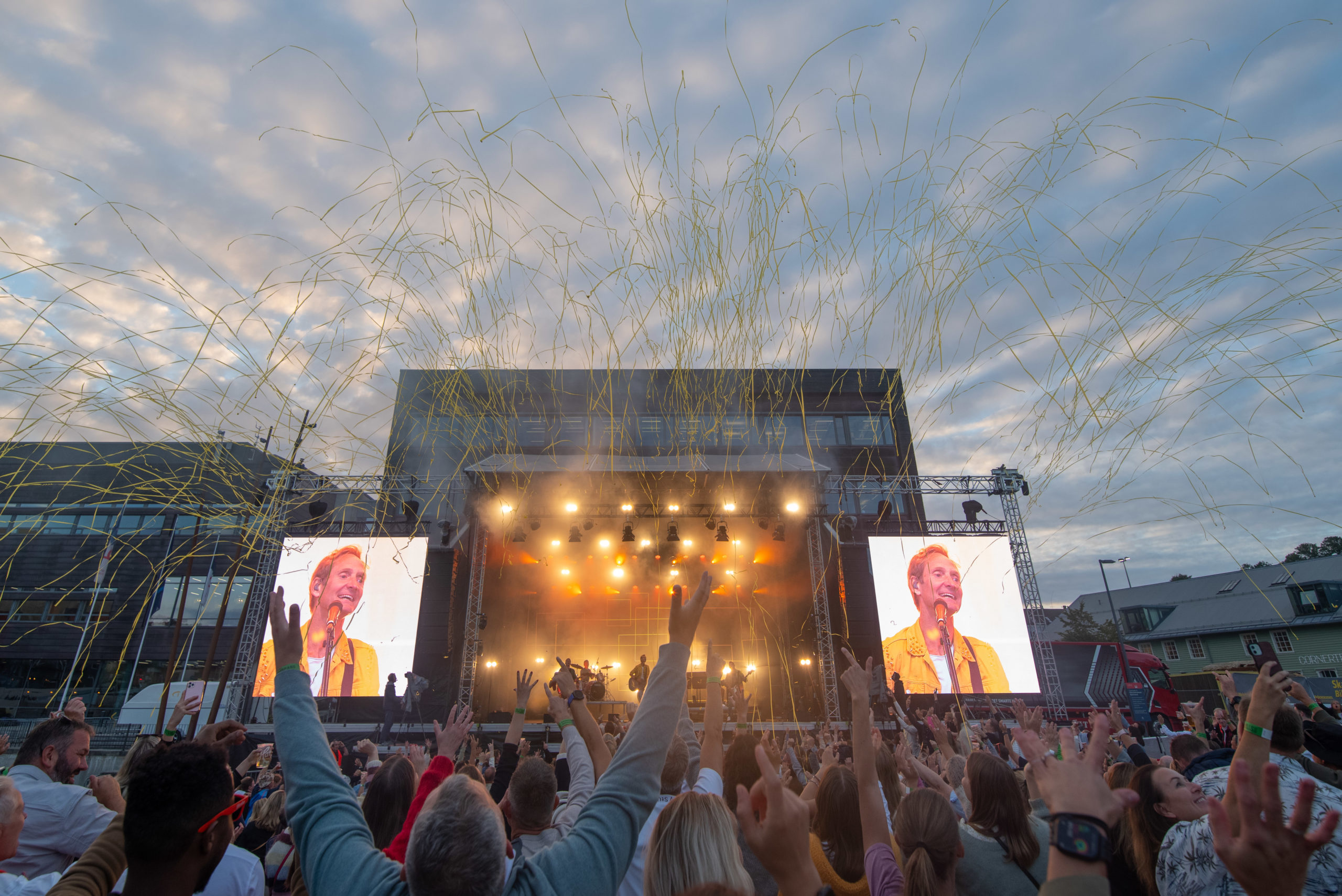 Bilde av scene og masse folk – Bystrandfestivalen 2022