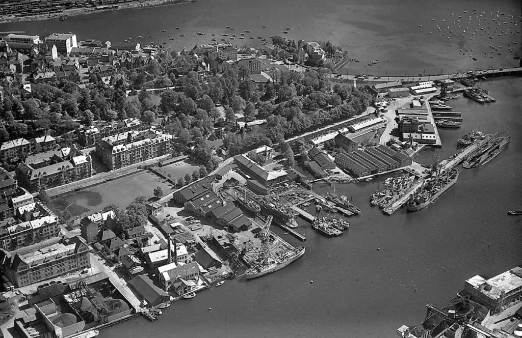 Historisk flyfoto av marineholmen fra cirka 1950