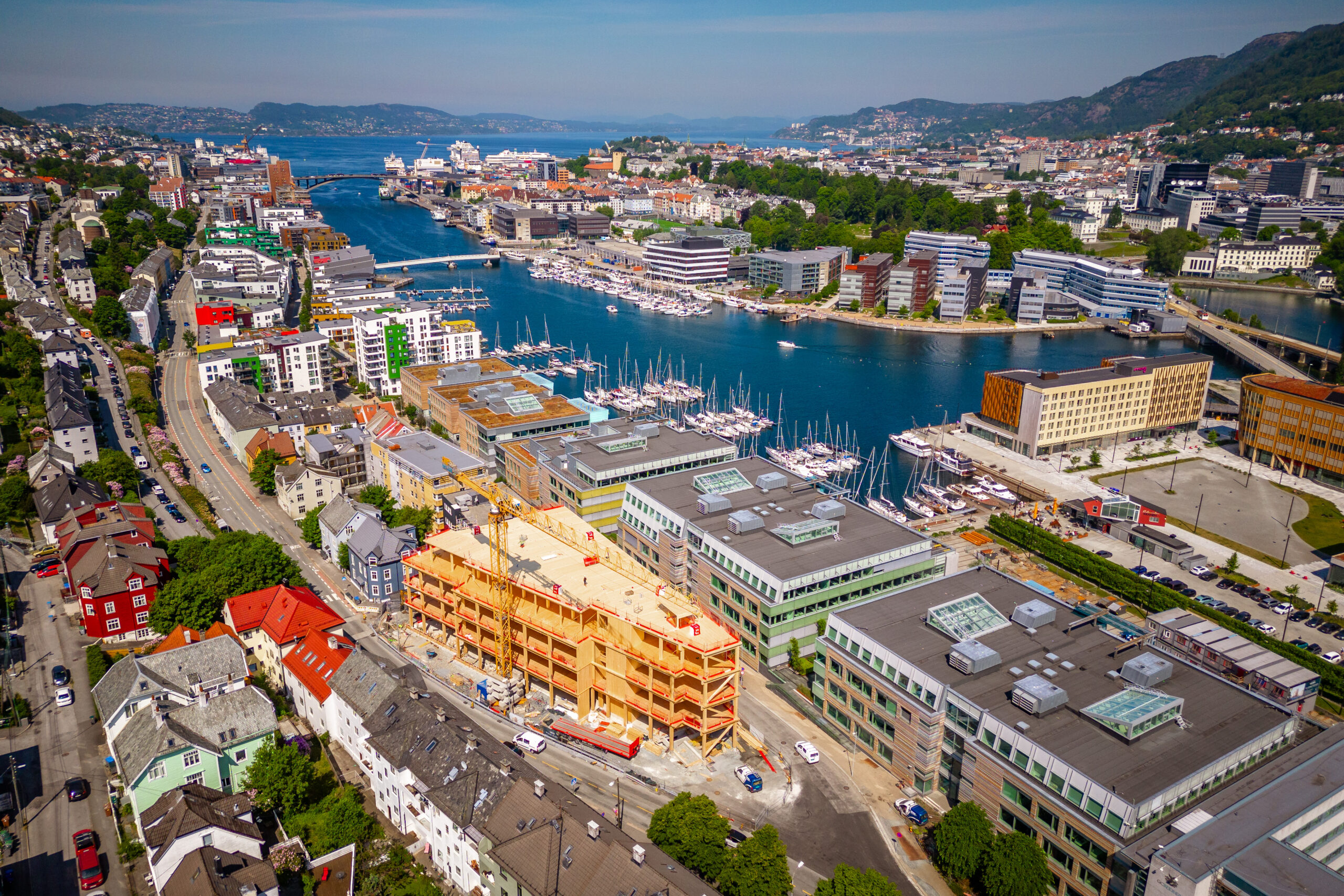 Oversiktsbilde som viser Krohnen i Solheimsviken, det første næringsbygget i Bergen som er NOLLCO2-sertifisert