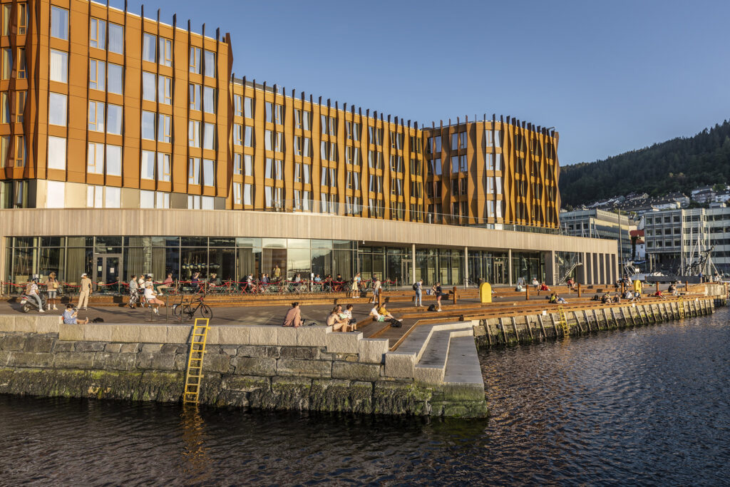 Bilde av Viken Brygge som ligger ved vannkanten i Solheimsviken i Bergen