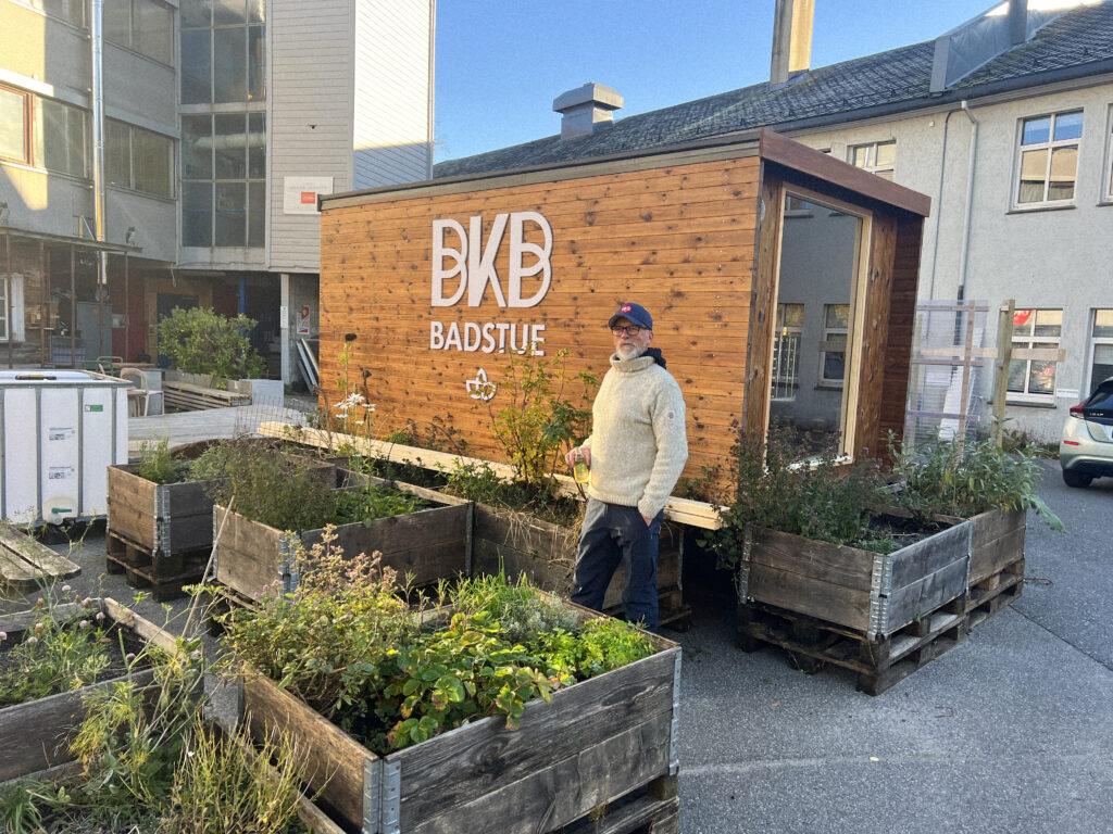 Bilde av mann utenfor BKBs badstue på Marineholmen