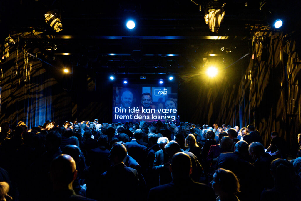 Bilde av publikum og scenen under VIS' 20-årsjubiluem