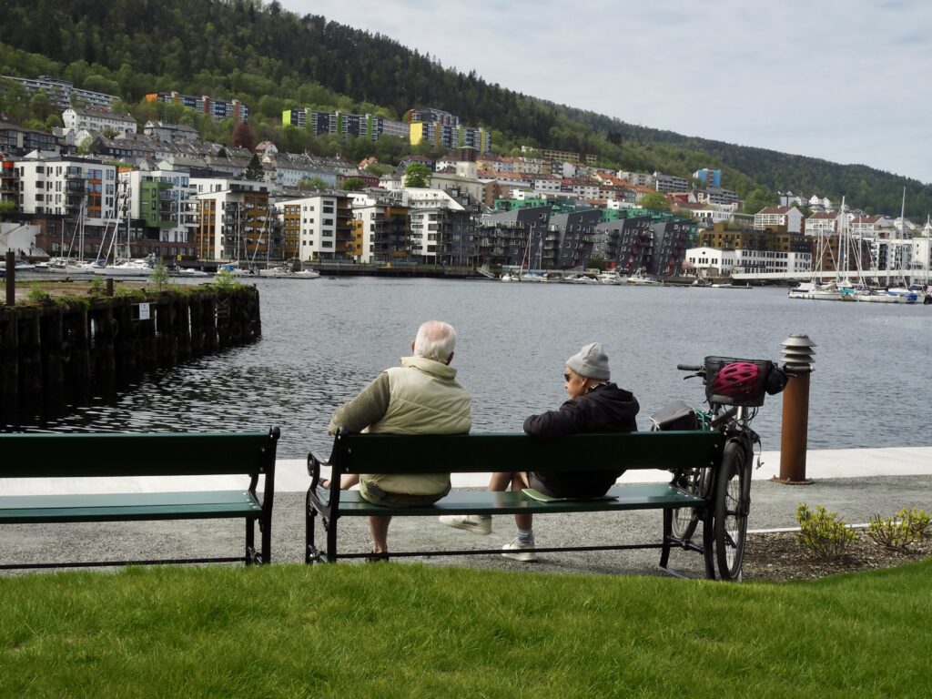 Bilde av to menn på en benk i den nye parken verftsparken i solheimsviken