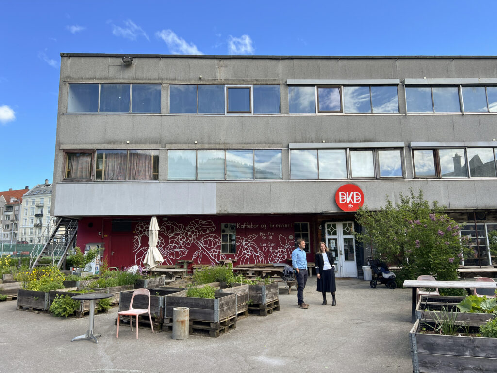 Bilde av Øyvind Ramberg, markeds- og forvaltningsdirektør i GC Rieber Eiendom og Jeanette Bu Vindenes i Mad Arkitekter utenfor Riggen på Marineholmen