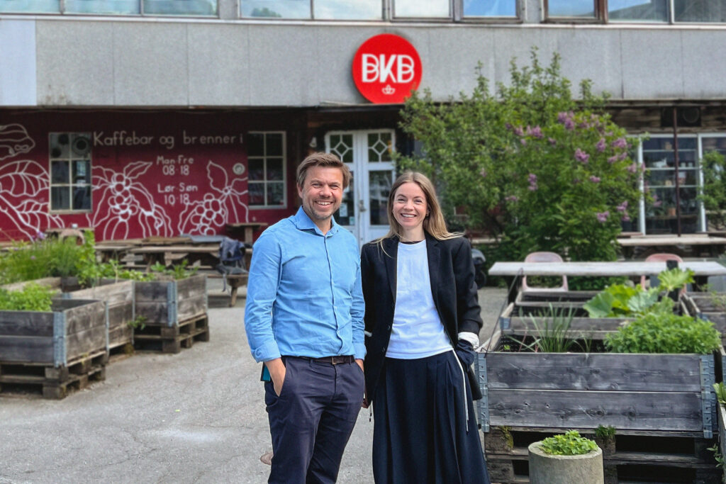 Bilde av Øyvind Ramberg, markeds- og forvaltningsdirektør i GC Rieber Eiendom og Jeanette Bu Vindenes i Mad Arkitekter utenfor Riggen på Marineholmen