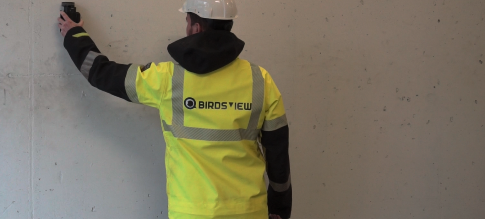 Bilde av en ansatt fra birdsview som bruker deres teknologi for ikke-invasiv kartlegging av armering og struktur i bygget stationen på Marineholmen