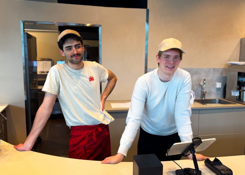 interiør fra restauranten Numero Uno Pizza på Marineholmen med daglig leder Kim Fagerheim sammen med medarbeider Nikai Scicluna.