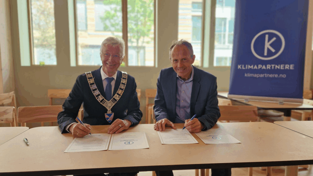 Bilde av fylkesordfører Jon Askeland og GC Riebers CEO Jan Roger Bjerkestrand som signerer Klimapartnere Vestland-avtalen.