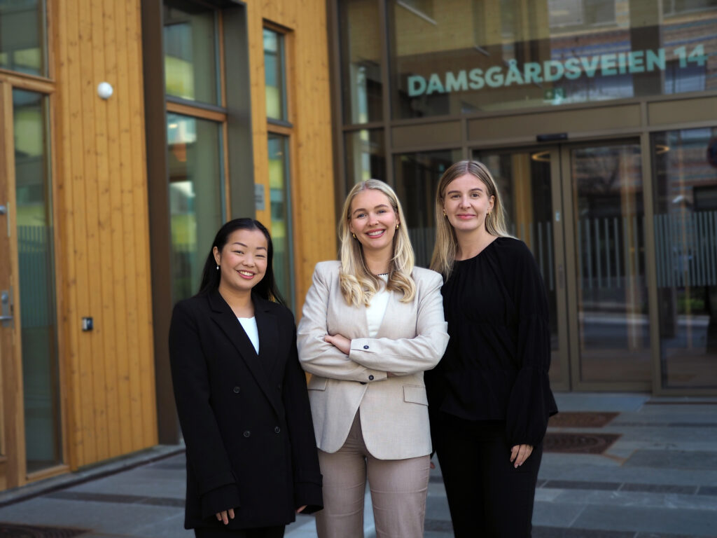 Bilde av Thea Raunsgard, Charlotte Schreiber Hjortland og Tina Nesbø som har vært traineer i GC Rieber Eiendom gjennom Trainee Vest-programmet i regi av Bergen Næringsråd