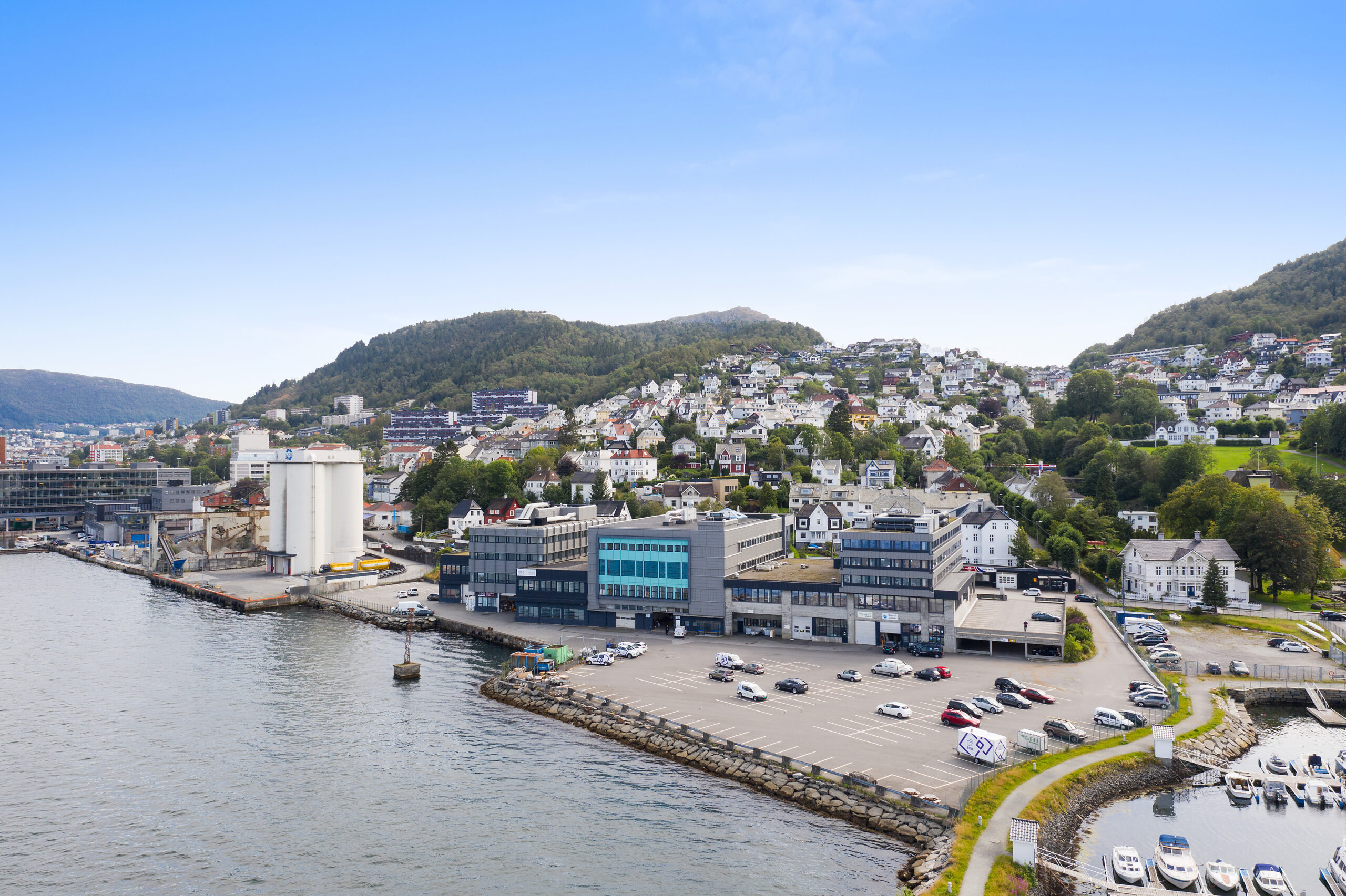 Dronefoto som viser næringseiendommen Damsgårdsveien 161-171 på Laksevåg, sett fra sjøsiden.