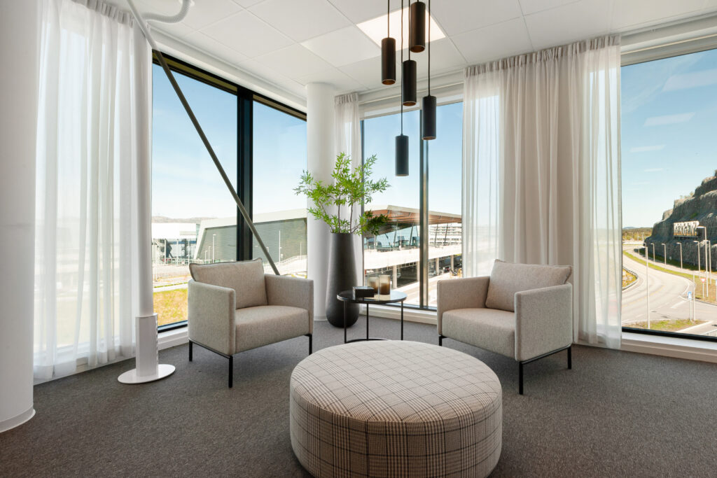 Interiørbilde som viser elegant sosial sone i Expobygget i Bergen Business Park på Flesland. Bildet viser vindusutsikt mot flyplassen.