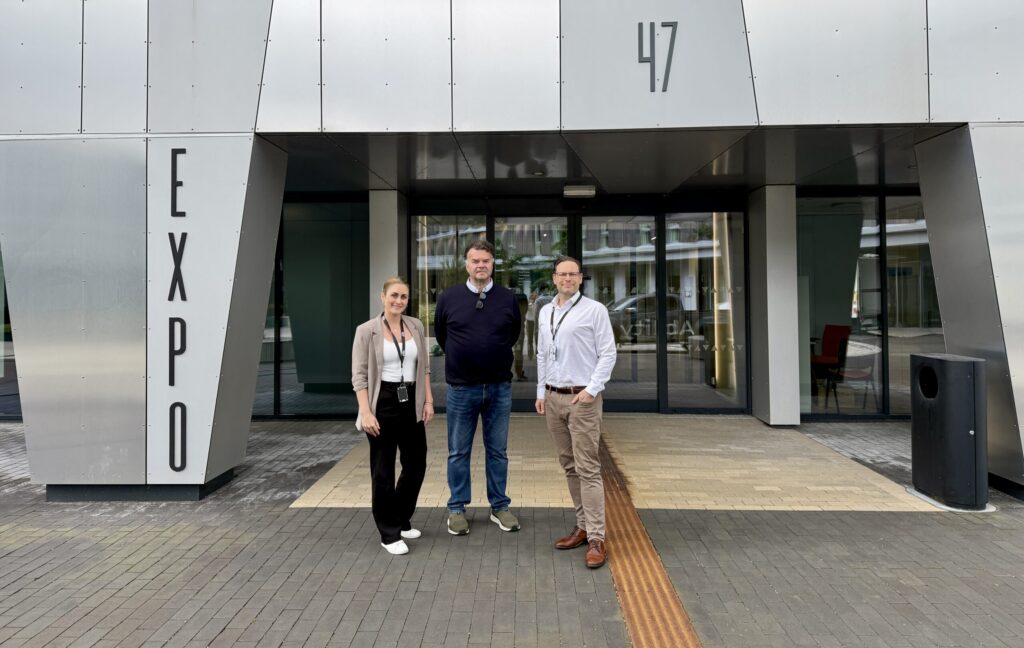 Fra venstre: Lisa Nævdal (Administrasjon Coordinator i Head Energy), Torbjørn Eide (Markedssjef GC Rieber Eiendom) og Preben A. Onarheim (COO i Head Energy) utenfor Expobygget i Bergen Business Park på Flesland.